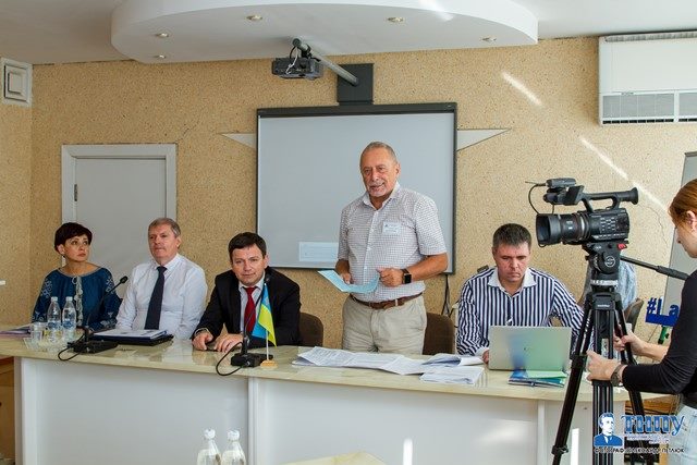 Засідання Пленуму веде проф. В. М. Бріцин